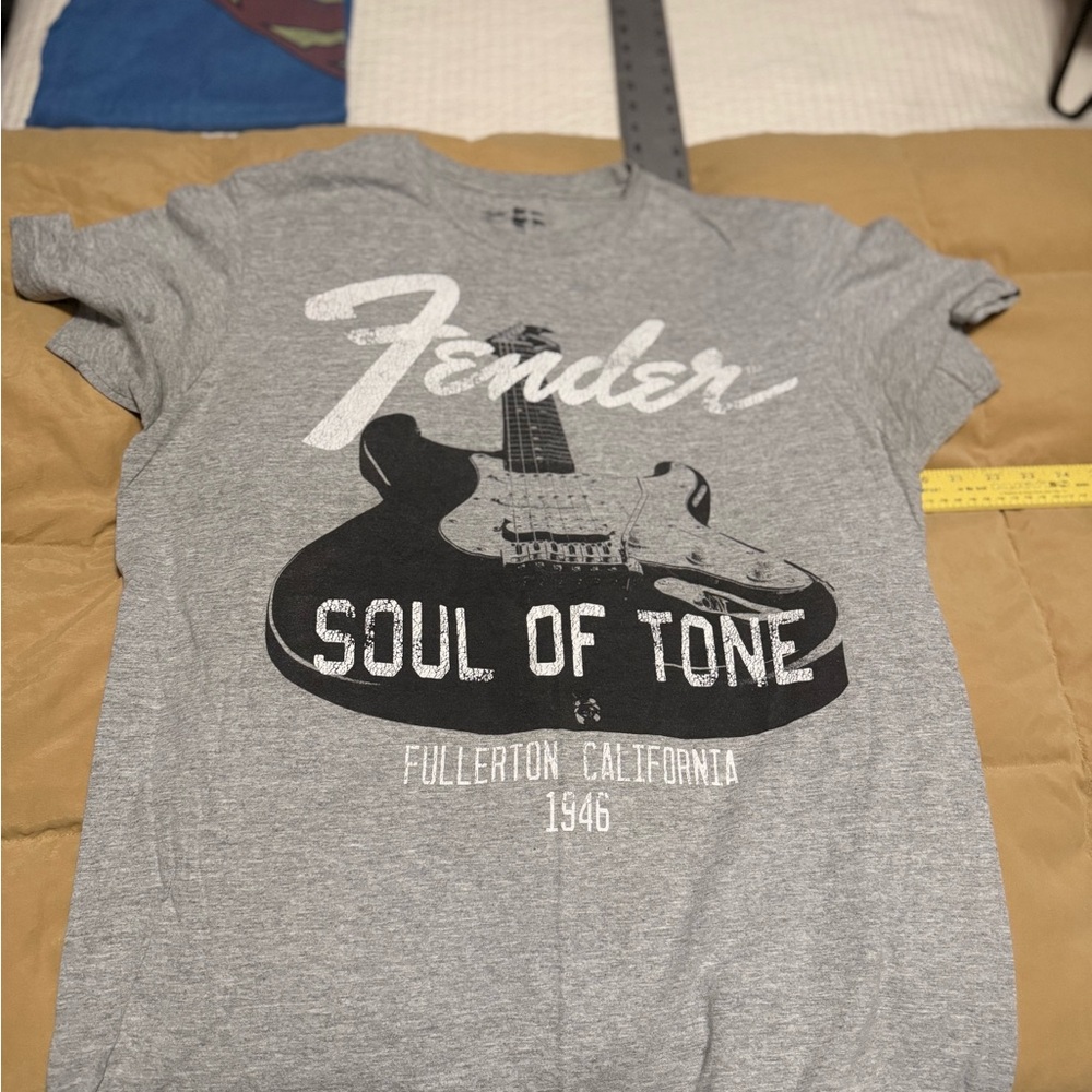 Fender Guitar Heather Gray T shirt. Men’s Medium
